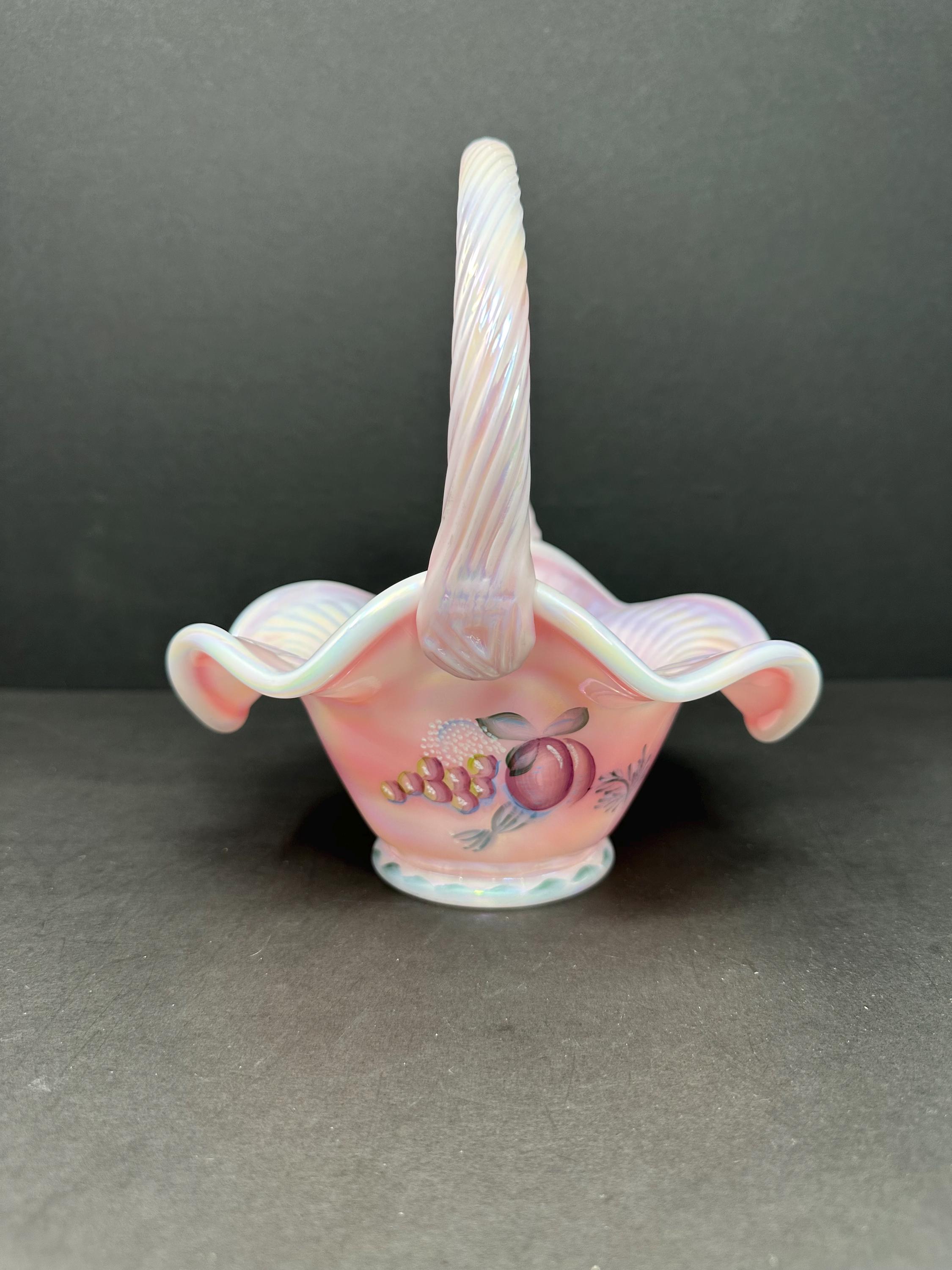 希少な限定版フェントン アート ガラス バスケット、8 インチ ピンク