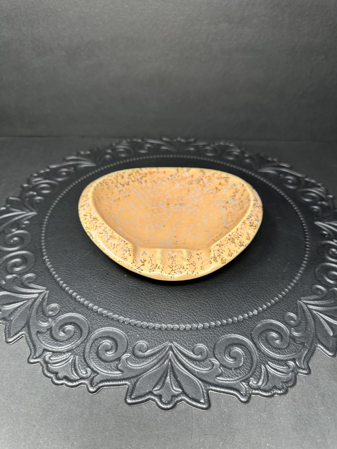 ヴィンテージ ショーニー陶器 No. 219 斑点灰皿 – ミッドセンチュリー