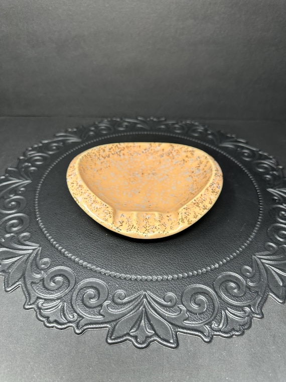 ヴィンテージ ショーニー陶器 No. 219 斑点灰皿 – ミッドセンチュリー