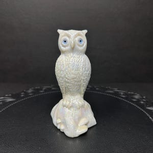 Rare 5.5-Inch Westmoreland Iridescent Ivory Owl Figurine with Unique Blue Eyes - Stunning Vintage Glass Collectible for Owl Lovers and Art