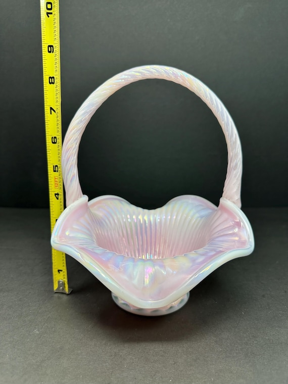 希少な限定版フェントン アート ガラス バスケット、8 インチ ピンク