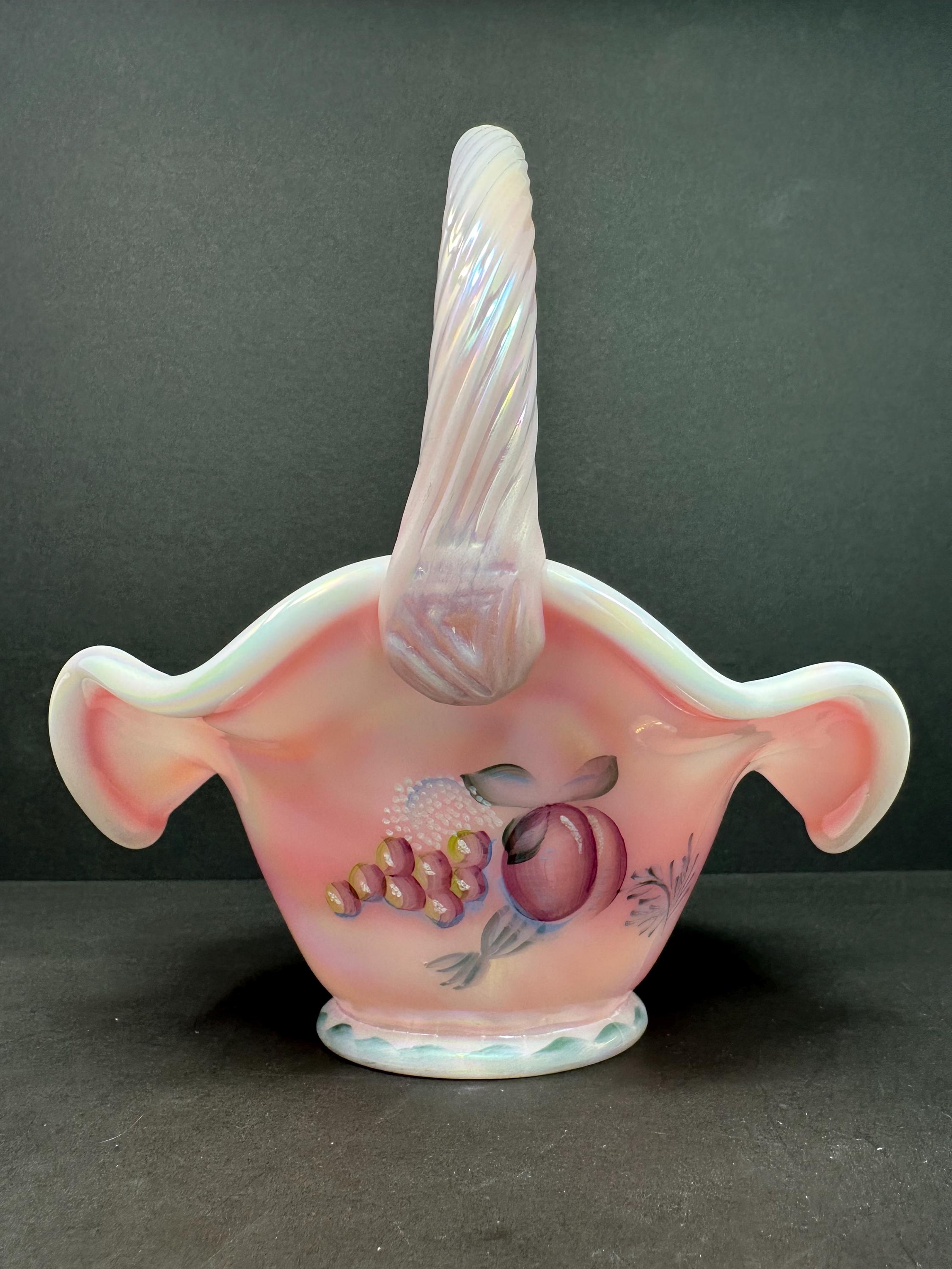 希少な限定版フェントン アート ガラス バスケット、8 インチ ピンク