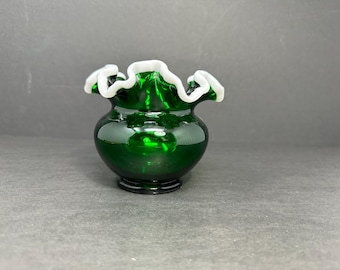 【数々のアワードを受賞】 Vintage Fenton Emerald Crest Green Ruffled Milk Glass Saucer 工芸品