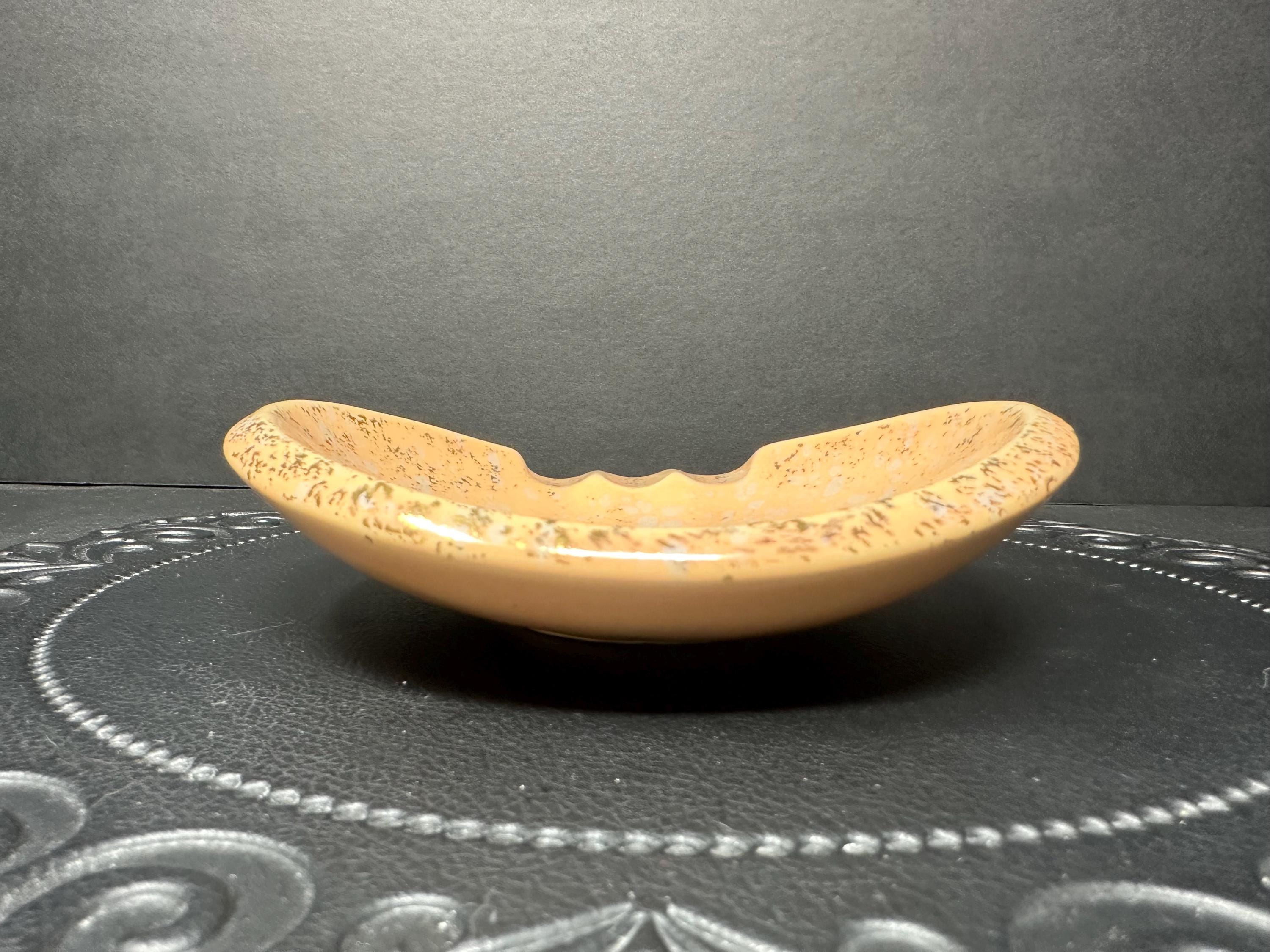 ヴィンテージ ショーニー陶器 No. 219 斑点灰皿 – ミッドセンチュリー