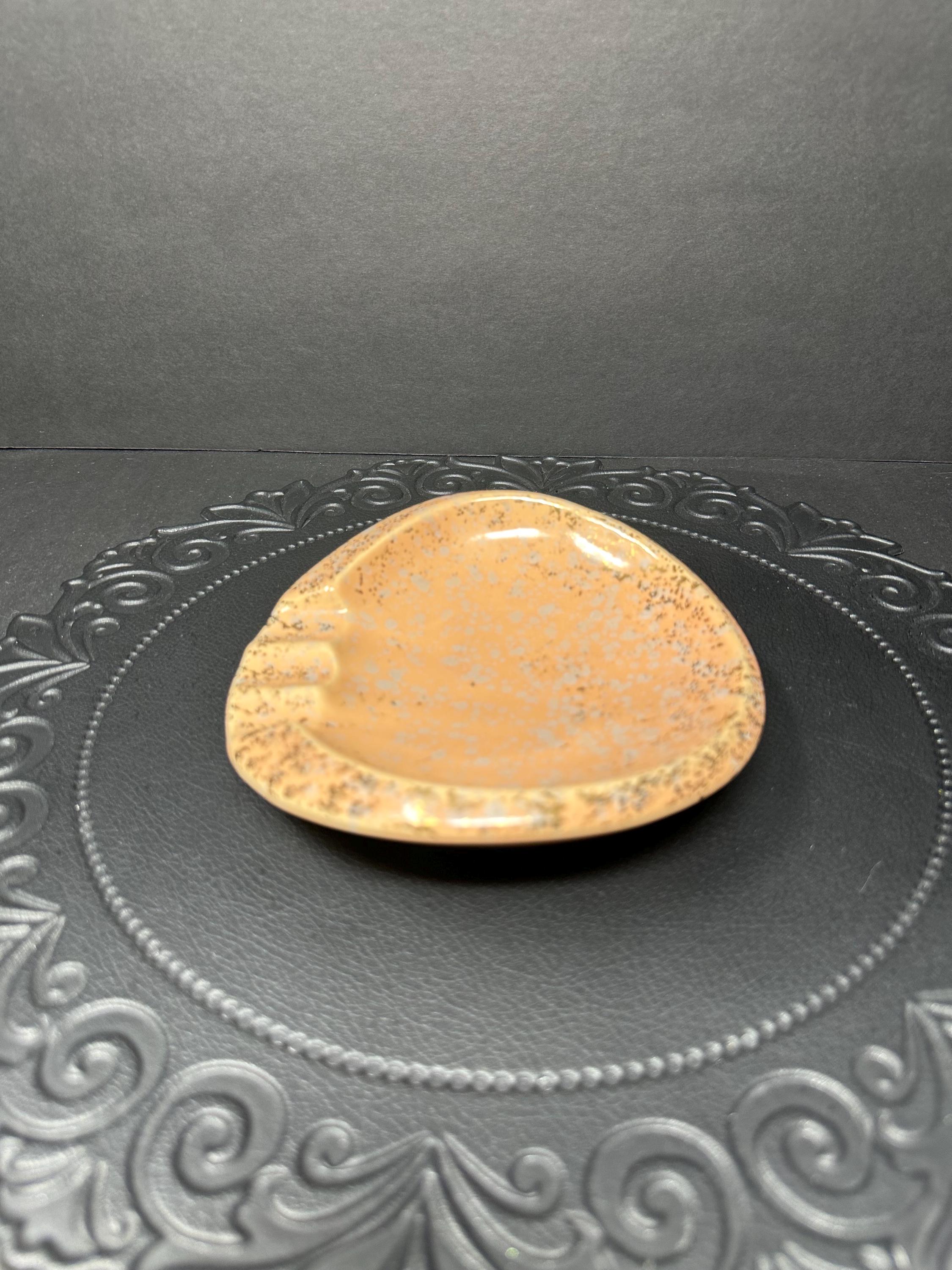 ヴィンテージ ショーニー陶器 No. 219 斑点灰皿 – ミッドセンチュリー