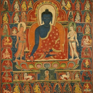 Puede incluir: Una pintura thangka que presenta una figura central de Buda de piel azul con una túnica roja, sentada en un trono de loto. La composición está rodeada por numerosas figuras de deidades más pequeñas en una cuadrícula, con dos asistentes.