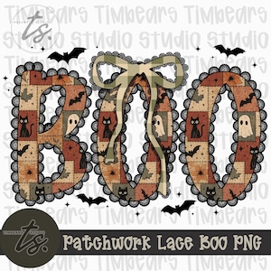 Può includere: Un design digitale con la parola "BOO" in stile patchwork con bordi in pizzo nero. Le lettere sono riempite con immagini a tema Halloween come pipistrelli, gatti e fantasmi. Un fiocco a quadri è in cima alla "O".