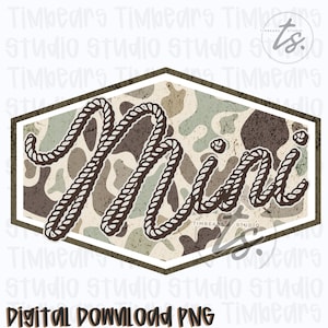 Pode incluir: Gráfico PNG digital com a palavra "Mini" em uma fonte semelhante a uma corda, em um padrão de camuflagem. O design é emoldurado em um hexágono marrom e branco, com o texto "Digital Download PNG" na parte inferior.