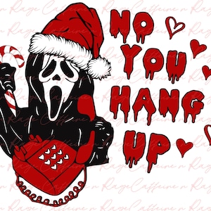 Puede incluir: Gráfico en negro y rojo con Ghostface con gorro de Papá Noel, sosteniendo un bastón de caramelo y un teléfono rojo. El texto dice "NO YOU HANG UP" con acentos de corazón. Un diseño festivo y espeluznante.