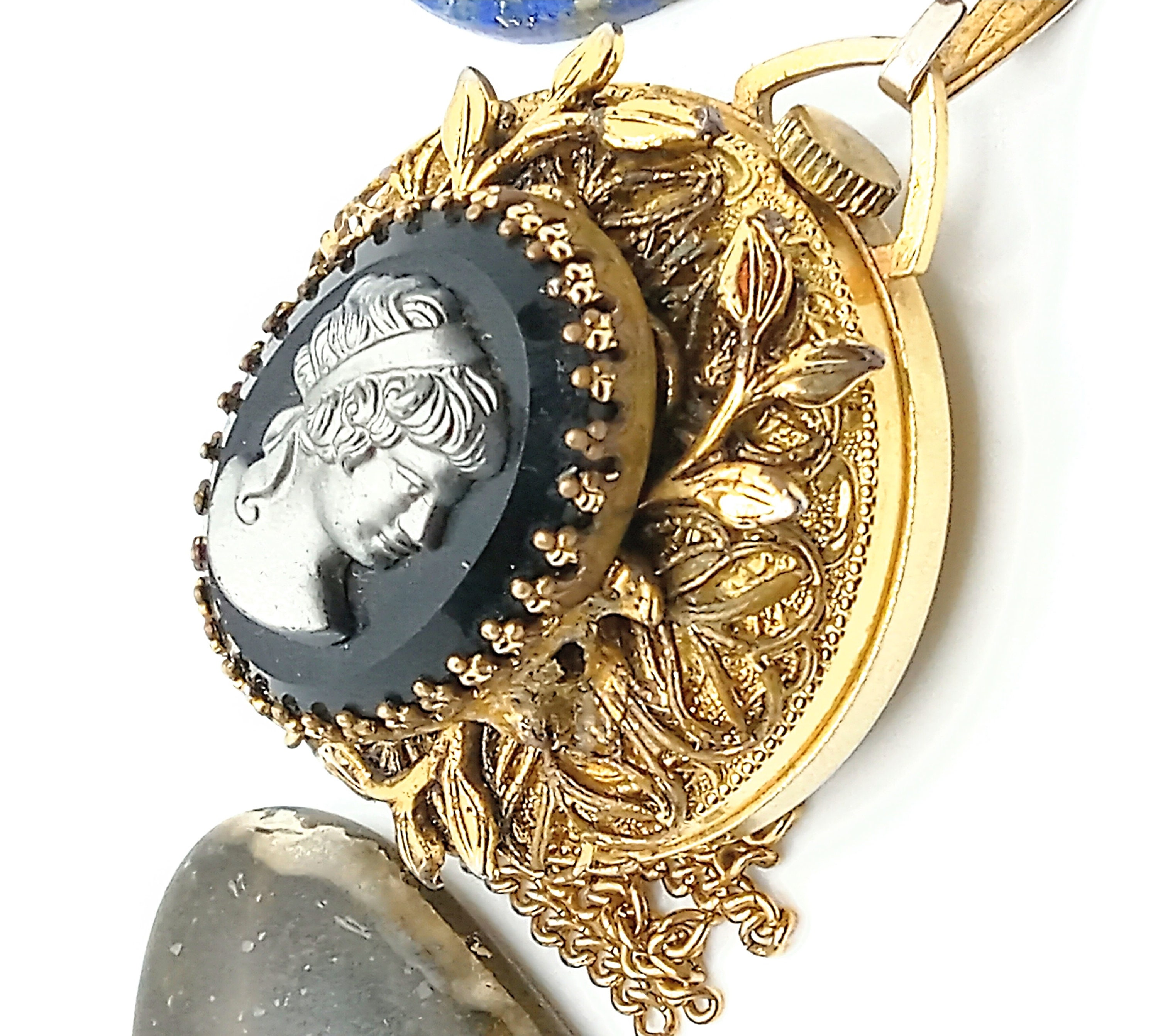 Woldman Rare Vintage Gold Tone Cameo Style Back Mini Pocket  display picture 1