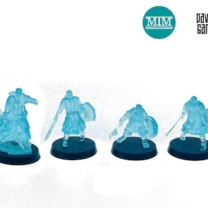 Könnte beinhalten: Vier durchscheinende blaue Miniaturfiguren von Kriegern, jeweils auf einem schwarzen Sockel. Die Figuren befinden sich in verschiedenen Actionposen und halten Waffen und Schilde. Logos von MIM Printworks und Davale Games.