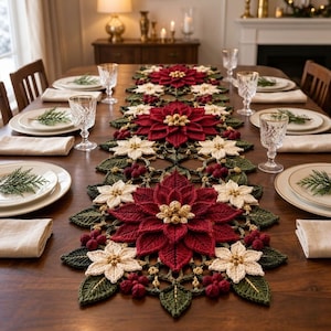 Könnte beinhalten: Ein langer, gehäkelter Tischläufer mit einem sich wiederholenden Muster aus großen, dunkelroten Weihnachtssternen, kleineren cremefarbenen Weihnachtssternen, dunkelgrünen Blättern und kleinen roten Beeren auf einem Holztisch.