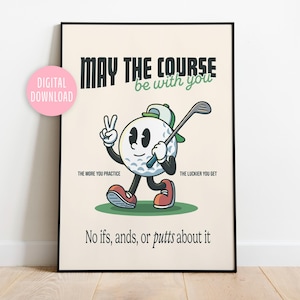 Puede incluir: Una impresión de estilo retro con temática de golf con un personaje de bola de golf de dibujos animados sosteniendo un palo de golf. El texto dice "Que el campo esté contigo." Cuanto más practiques, más suerte tendrás. No hay peros, ni buts al respecto.
