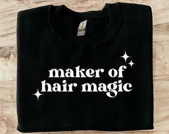 Chemise magique Maker of Hair, Chemise de coiffeur, Chemise de cosmétologue, Cosmétologie, Chemise esthétique, Col rond esthétique, Cosmo, Chemise magique