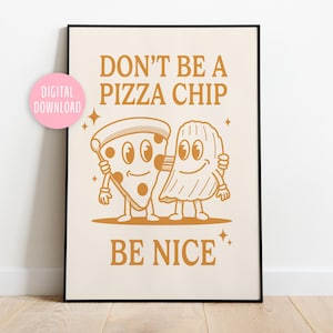 Könnte beinhalten: Gerahmtes Poster mit beigem Hintergrund, das Cartoon-Illustrationen eines Pizzastücks und eines Kartoffelchips mit lächelnden Gesichtern zeigt. Der Text "DON'T BE A PIZZA CHIP BE NICE" ist braun gedruckt. Ein rosa Kreis mit der Aufschrift "DIGITAL DOWNLOAD" befindet sich oben links.
