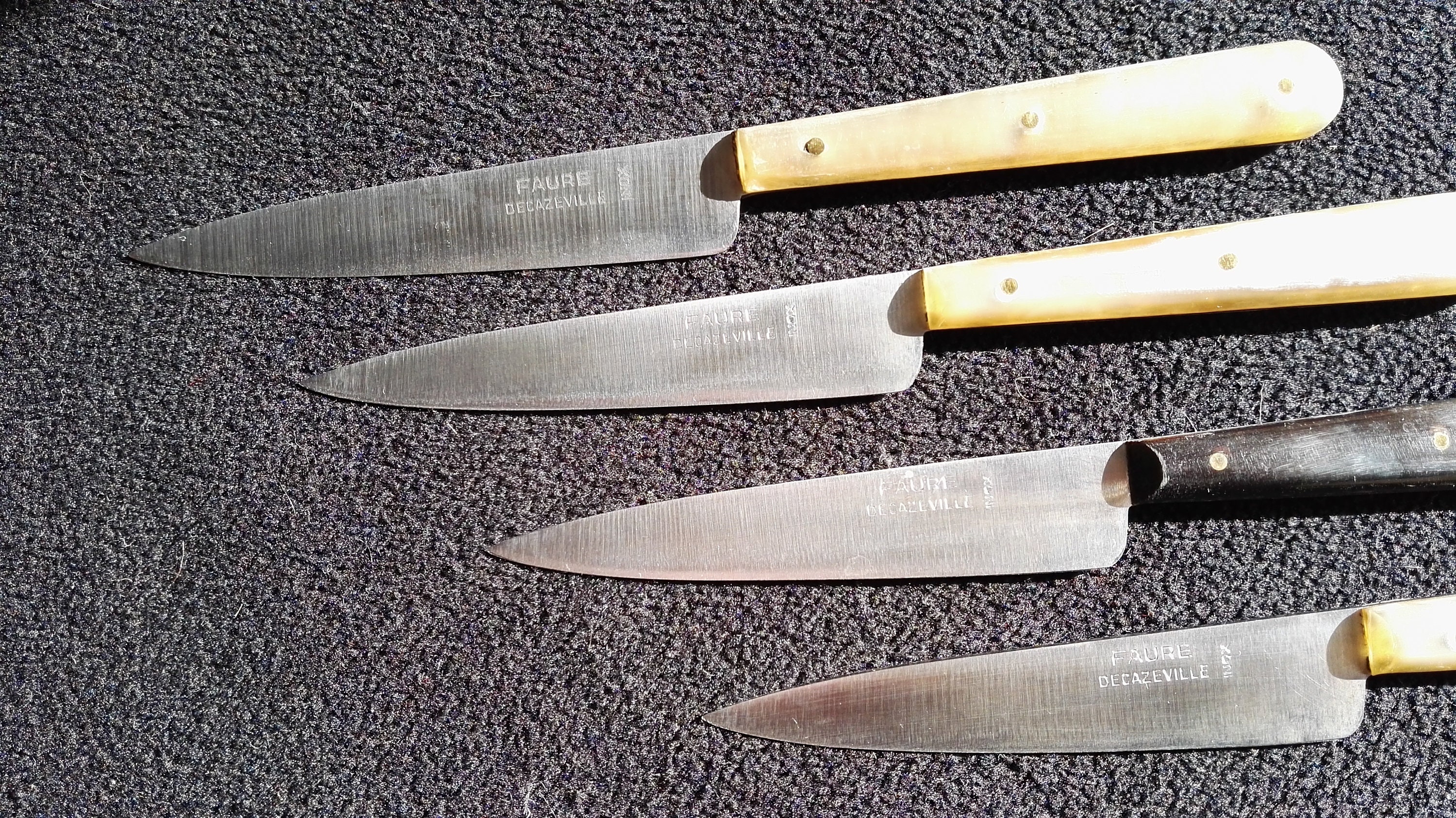 Lot de 4 Couteaux en Corne Faure Fabrication Française à Decazeville Vintage 1980 État Neufs