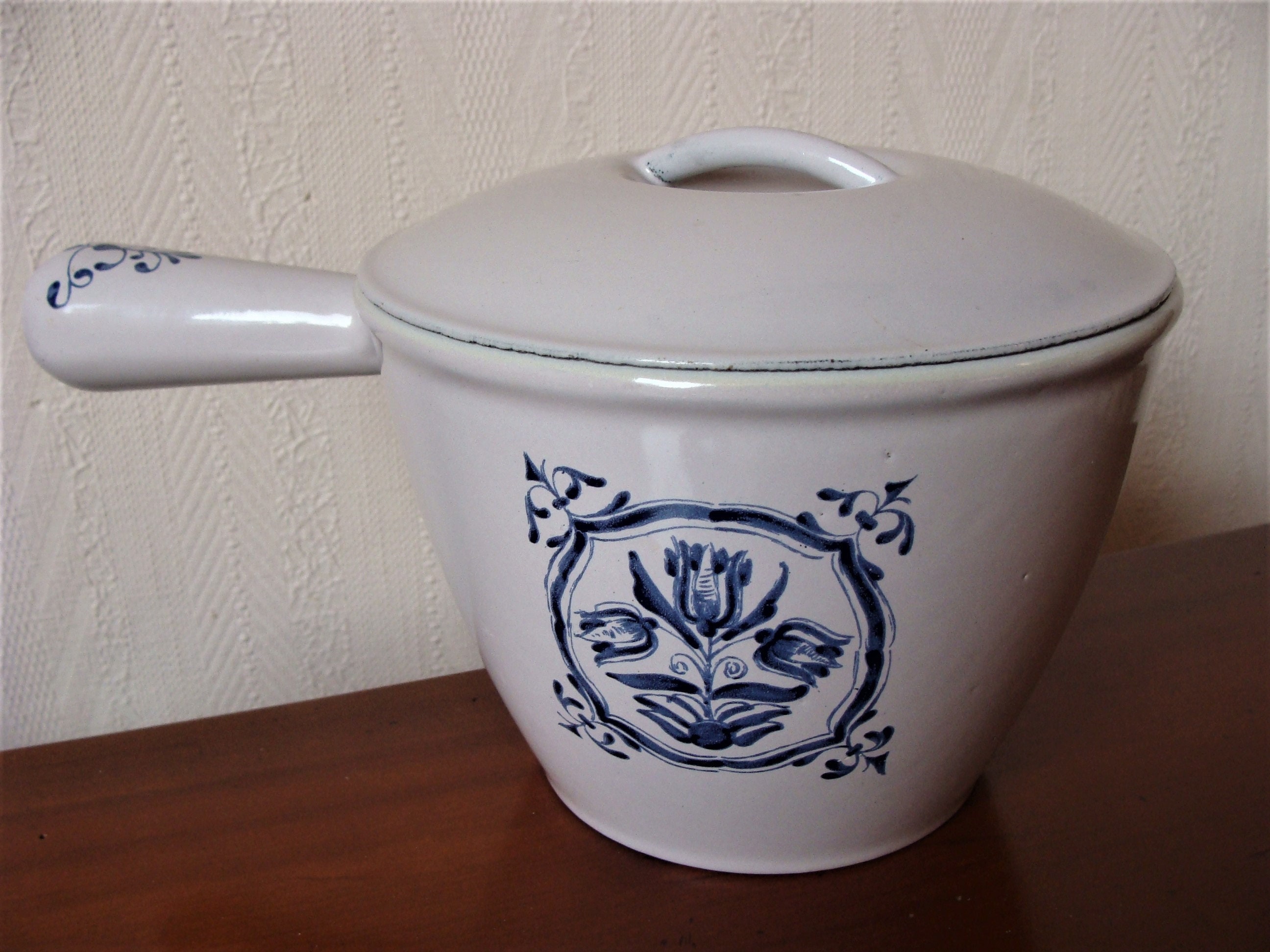 Le Creuset Poêlon , Casserole en Fonte Émaillée Les Trois Tulipes Décor Rare Vintage 1990