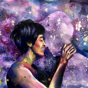Puede incluir: Una pintura de acuarela de una persona con cabello corto y oscuro, mirando hacia arriba a una galaxia púrpura y azul con estrellas blancas. Las manos de la persona están levantadas, como si alcanzaran las estrellas.