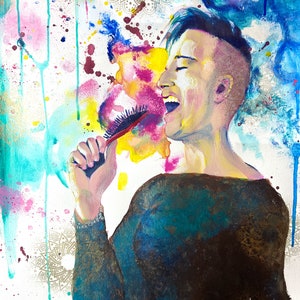 Puede incluir: Una pintura de una persona cantando en un cepillo para el cabello. El fondo es un diseño abstracto colorido con salpicaduras de pintura y un patrón de mandala.
