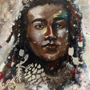 Puede incluir: Una pintura de una persona con piel oscura, que lleva una corona de copos de nieve. La persona tiene el pelo largo y oscuro y mira directamente al espectador. El fondo es una mezcla de blanco, gris y marrón, con toques de rojo y azul. La pintura está firmada "Afer Rost" en la esquina inferior izquierda.