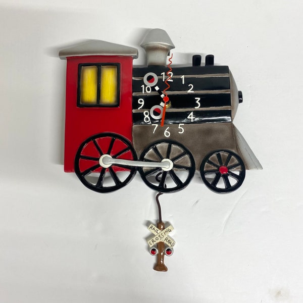 vintage Allen Designs choo choo train horloge avec pendule de passage à niveau en jaune rouge et noir fantaisiste train à vapeur horloge murale