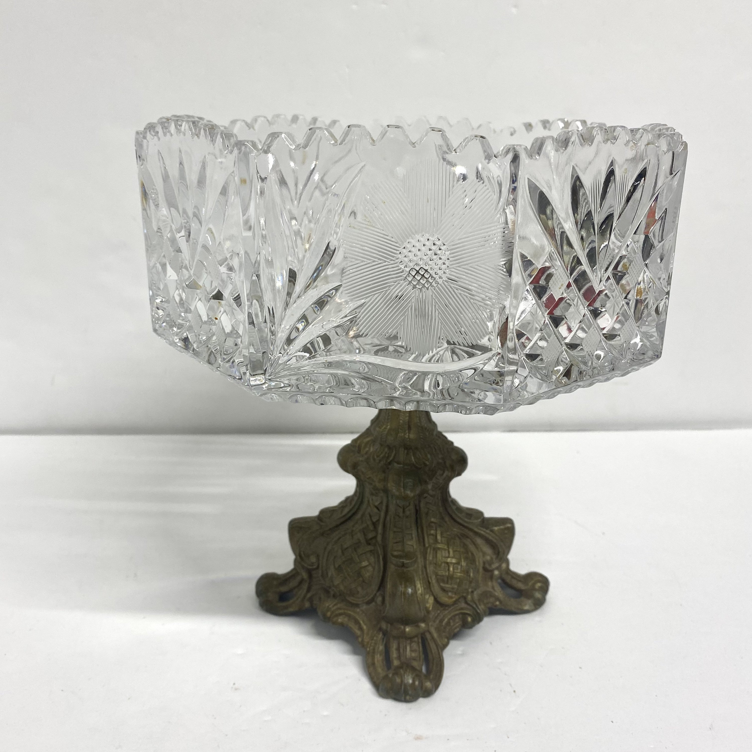 ヴィンテージの鉛入りカットクリスタルガラスのコンポート、脚付き台座