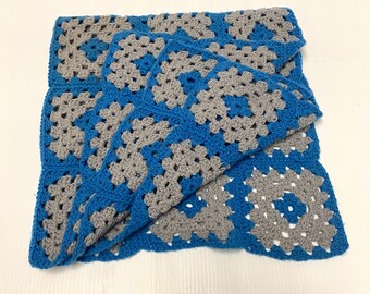 Kleine Vintage afghanische Decke in blau und grau neutrale Farben 40 “x 40” Couch wurf stricken Oma quadrat gestreifte Krippe Bettwäsche