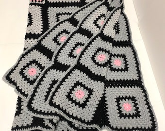 Vintage afghanische Oma Decke grau, pink, schwarz aus der Mid Century Häkeldecke 90”x60”