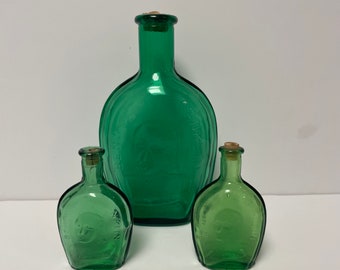 ensemble vintage de 3 bouteilles de bitter en verre Wheaton vertes avec la silhouette de Benjamin Franklin sur chaque verre d'art 2 miniatures une plus grande