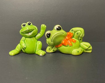 Vintage grüne Froschfiguren, Set bestehend aus zwei anthropomorphen Paar Keramikfröschen, einer gepunktet mit einer Schleife, hergestellt in Japan