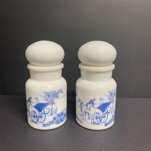 Vintage set med 2 mjölkglasapoteksburkar blå och vita med bubbellock 1960-tals pillerburkar, kryddburkar med viktoriansk tryckt scen