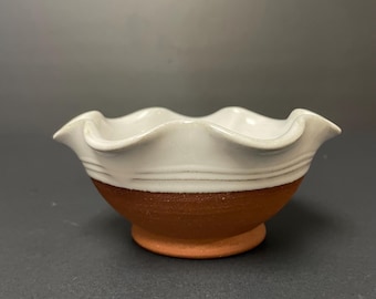Tigela pequena vintage Shanagarry Stephen Pearce feita à mão, com borda ondulada, tigela decorativa de terracota para sorvete, nas cores vermelha e branca.