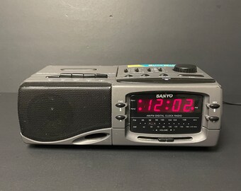 Lettore di cassette vintage Sanyo RM-7024 Radio AM/FM Sistema Sure Wake Sveglia, batteria di backup 2 sveglie indipendenti Orologio digitale - Funzionante