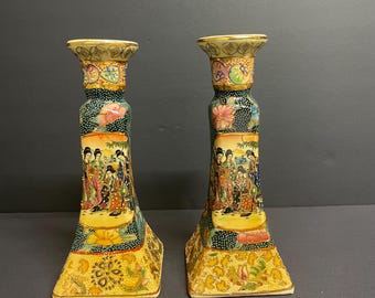 Conjunto de 2 castiçais vintage SATSUMA pintados à mão, com pinturas coloridas e pequenas contas. Decoração oriental asiática.