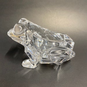 Peut inclure: Un plat en verre transparent en forme de grenouille avec un intérieur arrondi en forme de bol. Le plat est conçu pour ressembler à une grenouille en position assise.