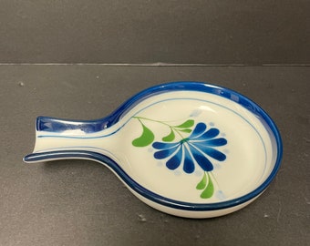 Vintage Dansk sage song spoon rest white blue and green colours mcm kitchen decor. It is in gray condition without any chips or cracks.