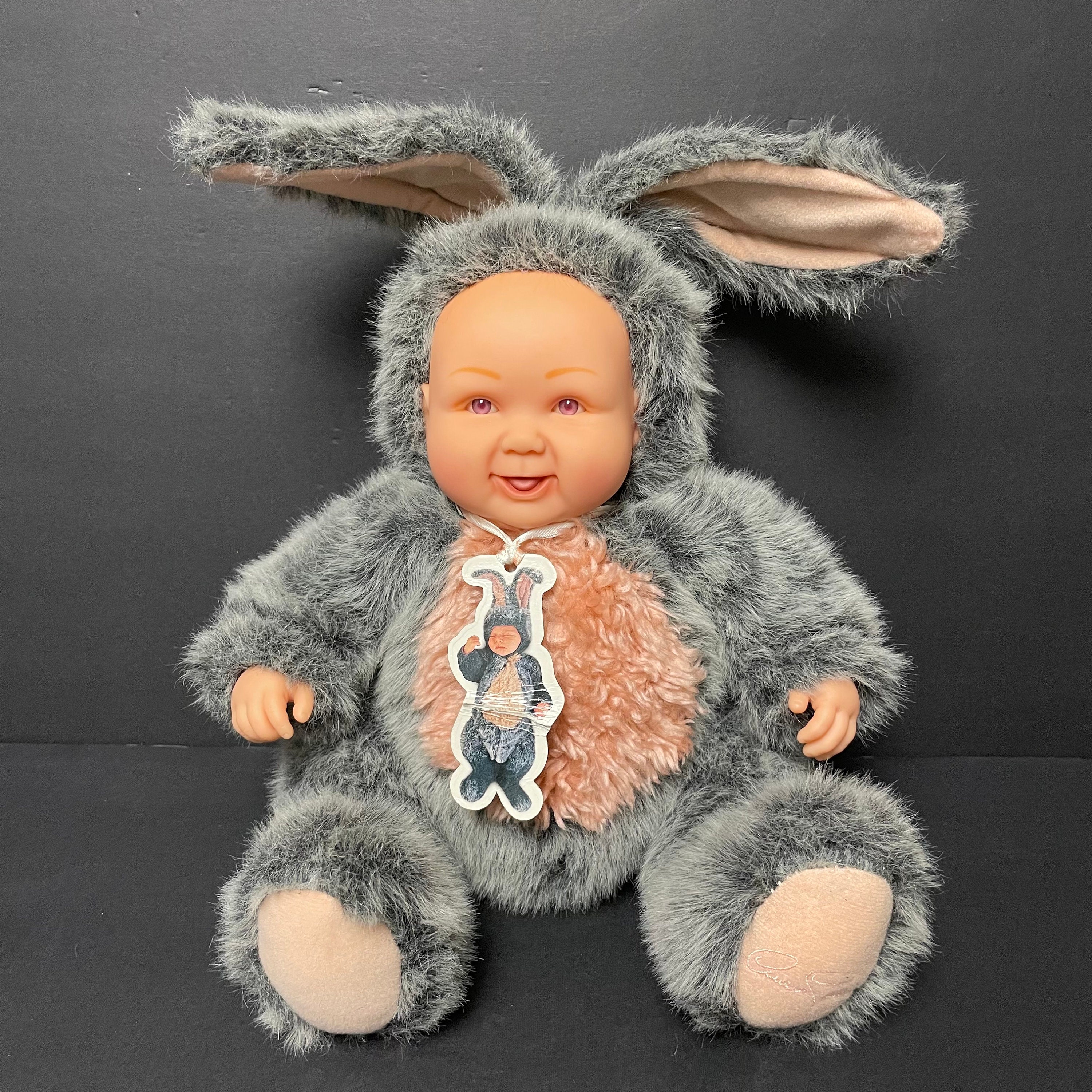 Anne Geddes Baby Doll mit rosa und grauen Hasenkostum und rosa Augen 2002 mit Fahne Etsy