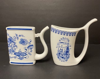 Vintage Karlovy Vary paar drinkbekers slanke ovale vorm interieur blauwe en witte theemok Tsjechoslowaakse keuken porselein decor