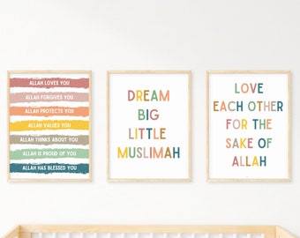 Könnte beinhalten: Drei gerahmte Drucke mit buntem Text an einer weißen Wand. Der erste Druck sagt "Allah liebt dich, Allah vergibt dir, Allah beschützt dich, Allah schätzt dich, Allah denkt an dich, Allah ist stolz auf dich, Allah hat dich gesegnet". Der zweite Druck sagt "Träume groß, kleine Muslimah". Der dritte Druck sagt "Liebt einander um Allahs willen".