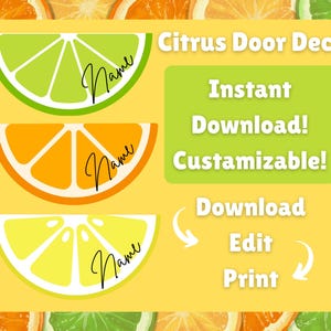 以下が含まれることがあります： 柑橘系のデザインが施された、印刷可能なドアの装飾が3つあります。各デザインには名前を入れるスペースがあります。画像の上部には「Citrus Door Decs」というテキストがあります。緑色のボックスには「即時ダウンロード！カスタマイズ可能！」というテキストがあります。緑色のボックスの下には「ダウンロード 編集 印刷」というテキストがあり、矢印が手順の順序を示しています。