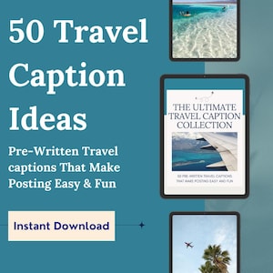 Puede incluir: Un producto de descarga digital con un fondo azul y un botón blanco que dice "Descarga instantánea". El producto se titula "50 Ideas de Leyendas de Viaje" e incluye una colección de leyendas de viaje preescritas que hacen que publicar sea fácil y divertido. La imagen también incluye una captura de pantalla del producto de descarga digital, que presenta un ala de avión azul y blanca contra un fondo de cielo azul.