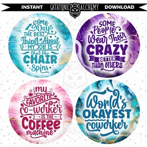 Puede incluir: Cuatro diseños redondos, coloridos y abstractos con citas inspiradoras. El primer diseño es azul con detalles dorados y dice "Algunos días lo mejor de mi trabajo es que la silla gira". El segundo diseño es morado con detalles dorados y dice "Algunas personas llevan su locura mejor que otras". El tercer diseño es rosa con detalles dorados y dice "Mi compañero de trabajo favorito es la máquina de café". El cuarto diseño es azul con detalles dorados y dice "El mejor compañero de trabajo del mundo".
