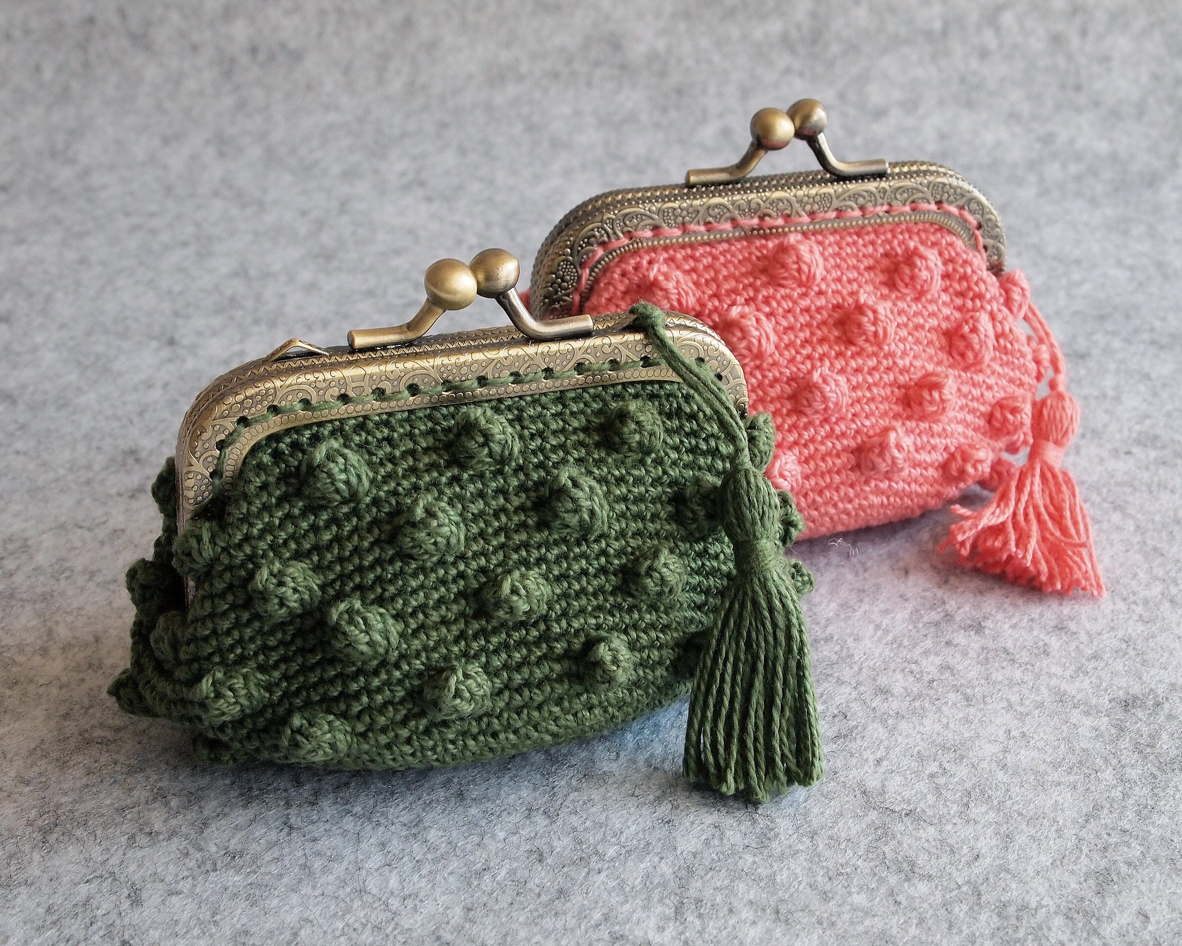 Beaded crochet kiss lock coin purse pattern by Ester Basimaker