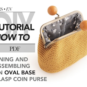 Puede incluir: Tutorial PDF de bricolaje para forrar y ensamblar una cartera de monedas con cierre ovalado. La imagen muestra una cartera de monedas de crochet amarilla con un cierre de latón y pomos de madera.