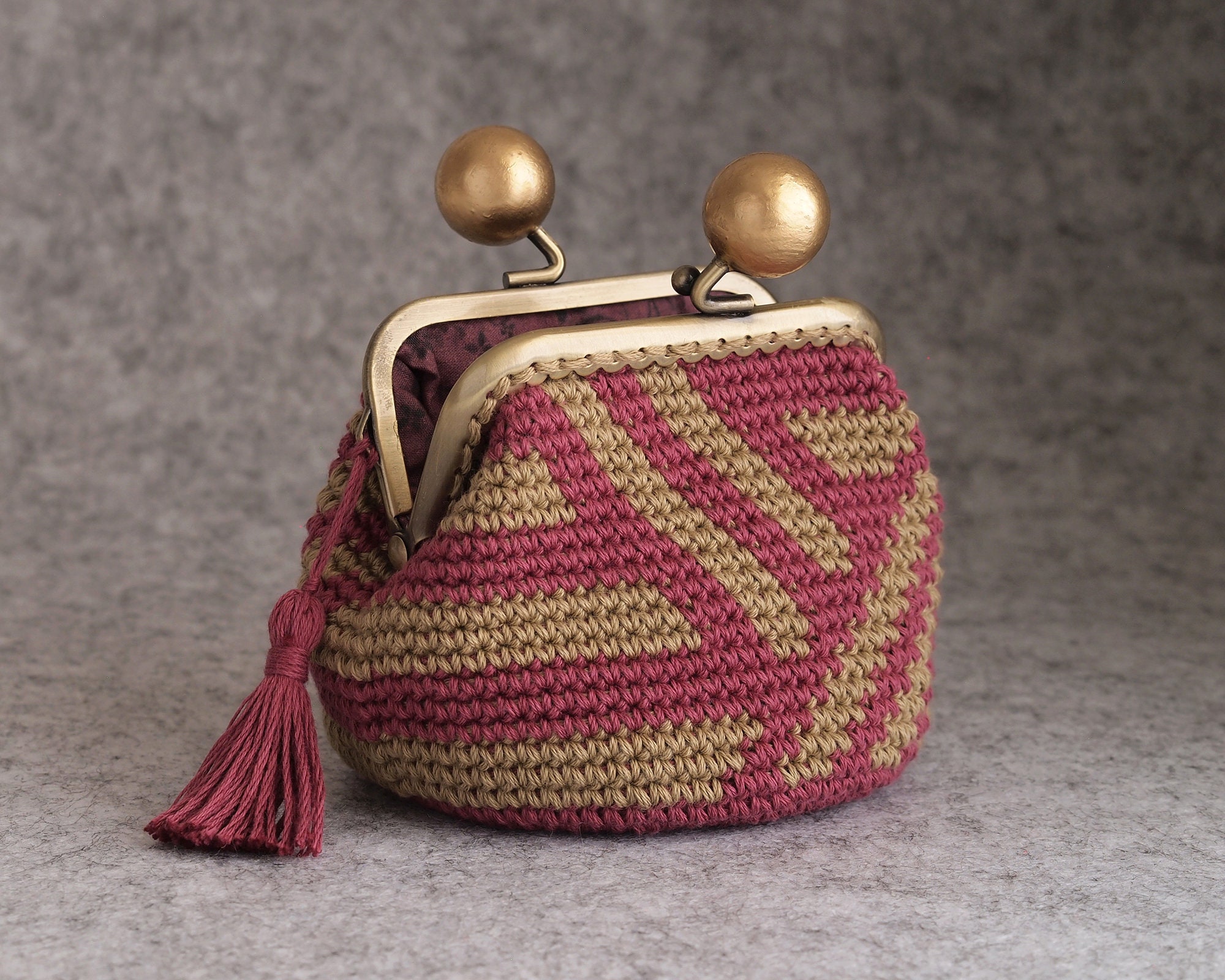 Beaded crochet kiss lock coin purse pattern by Ester Basimaker