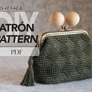 Könnte beinhalten: Eine grüne gehäkelte Geldbörse mit einem Metallverschluss und Holzknöpfen. Die Börse hat einen Quasten und der Text "DIY PATRÓN PATTERN PDF" ist auf weißem Hintergrund gedruckt.