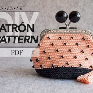 以下が含まれることがあります： 黒とピンクのビーズとタッセルが付いた、ピンクと黒のクロシェ編みコインパース。パースには、黒いノブが2つ付いた銀色の留め具が付いています。背景には「DIY PATRÓN PATTERN PDF」というテキストがあります。