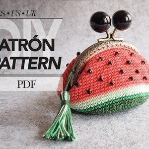 Puede incluir: Patrón de punto de crochet para una cartera de monedas de sandía en formato PDF. La cartera es roja, verde y blanca con cuentas negras. Tiene un cierre de metal con dos pomos negros.