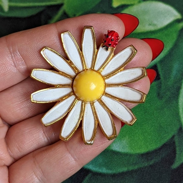 Vintage Enamel Daisy Brooch w/ Ladybug - Unisgned Weiss Mod Flower Pin