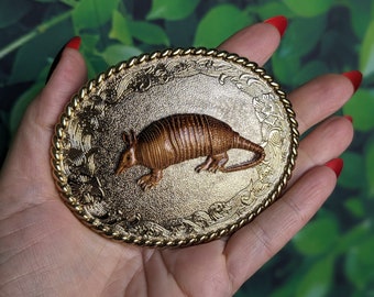 Fibbia per cintura vintage Armadillo - Raintree 1978 Grande novità in oro Accessorio da uomo